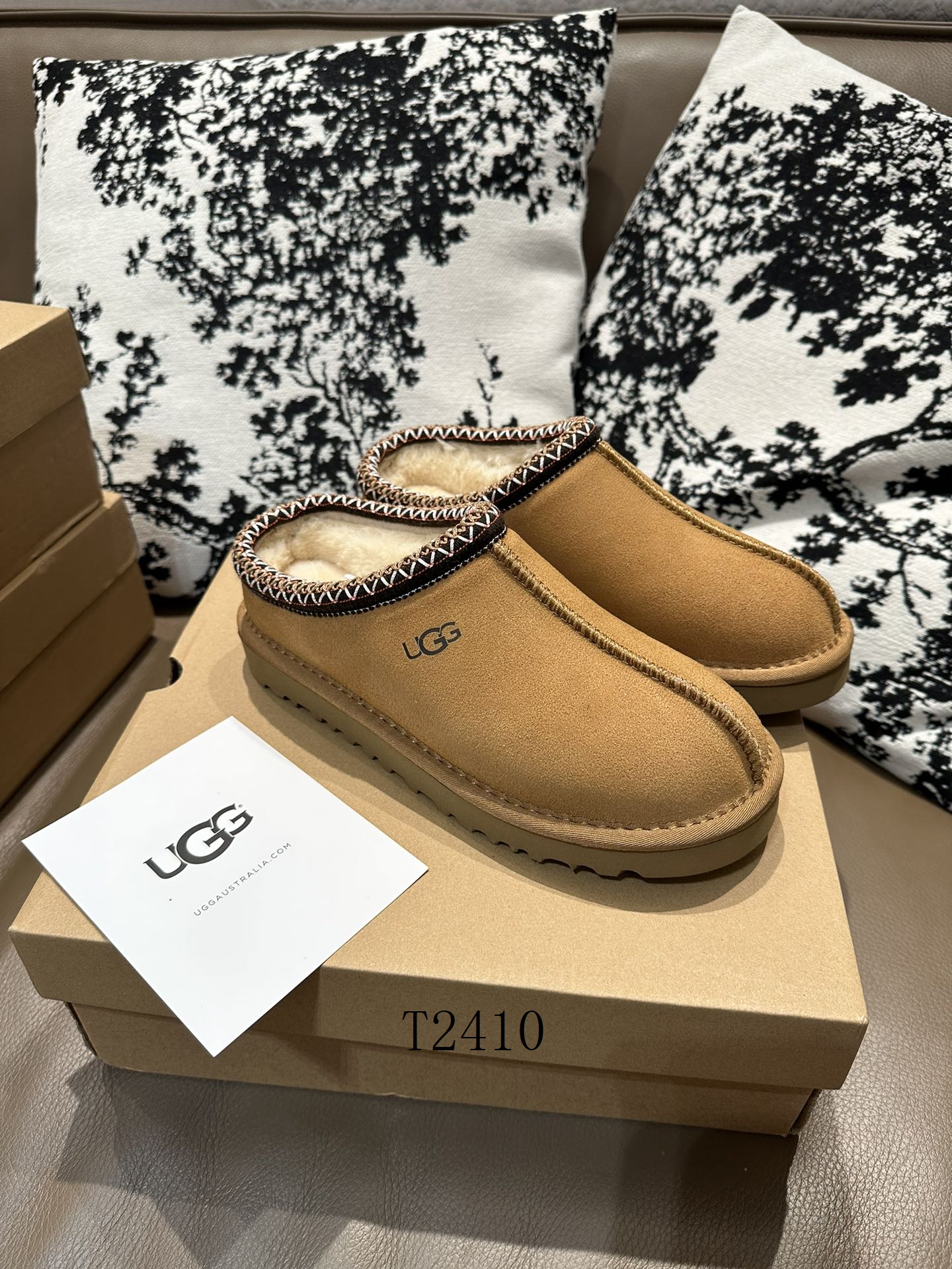 UGG Ь 1018
