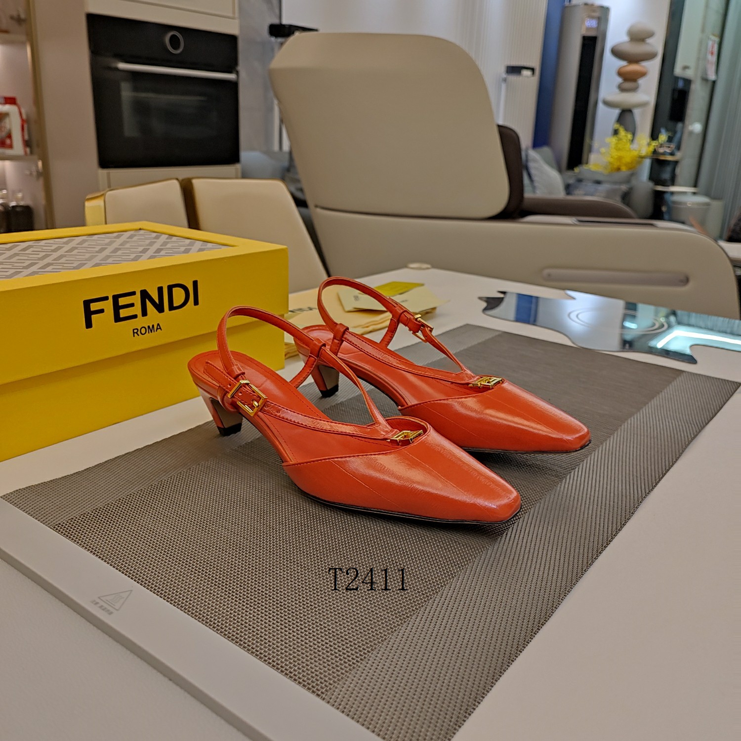 Fendi ŮиЬ 1126